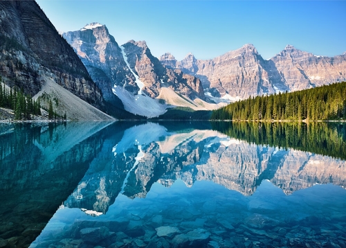 Der malerische Moraine Lake in den kanadischen Rocky Mountains umgeben von Bergen