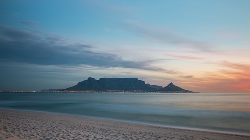 Der majestätische Tafelberg in Kapstadt unter blauem Himmel bei Sonnenaufgang