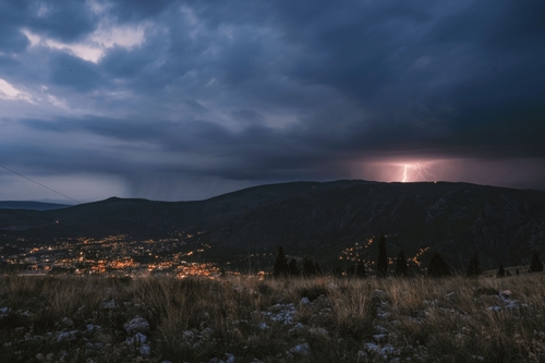 Gewitter mit Blitz in den Bergen von Bosnien – fast so gewaltig wie meine Reise-Hacks 2026