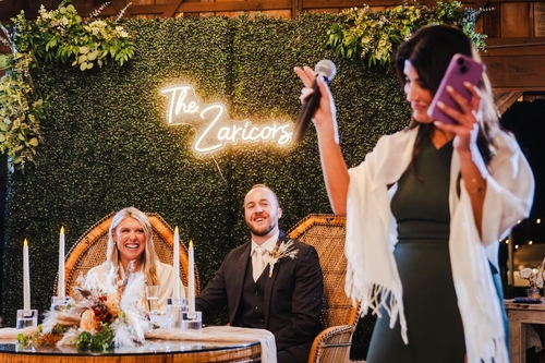 Festlich dekorierte Hochzeitstafel mit Weingläsern und warmem Licht
